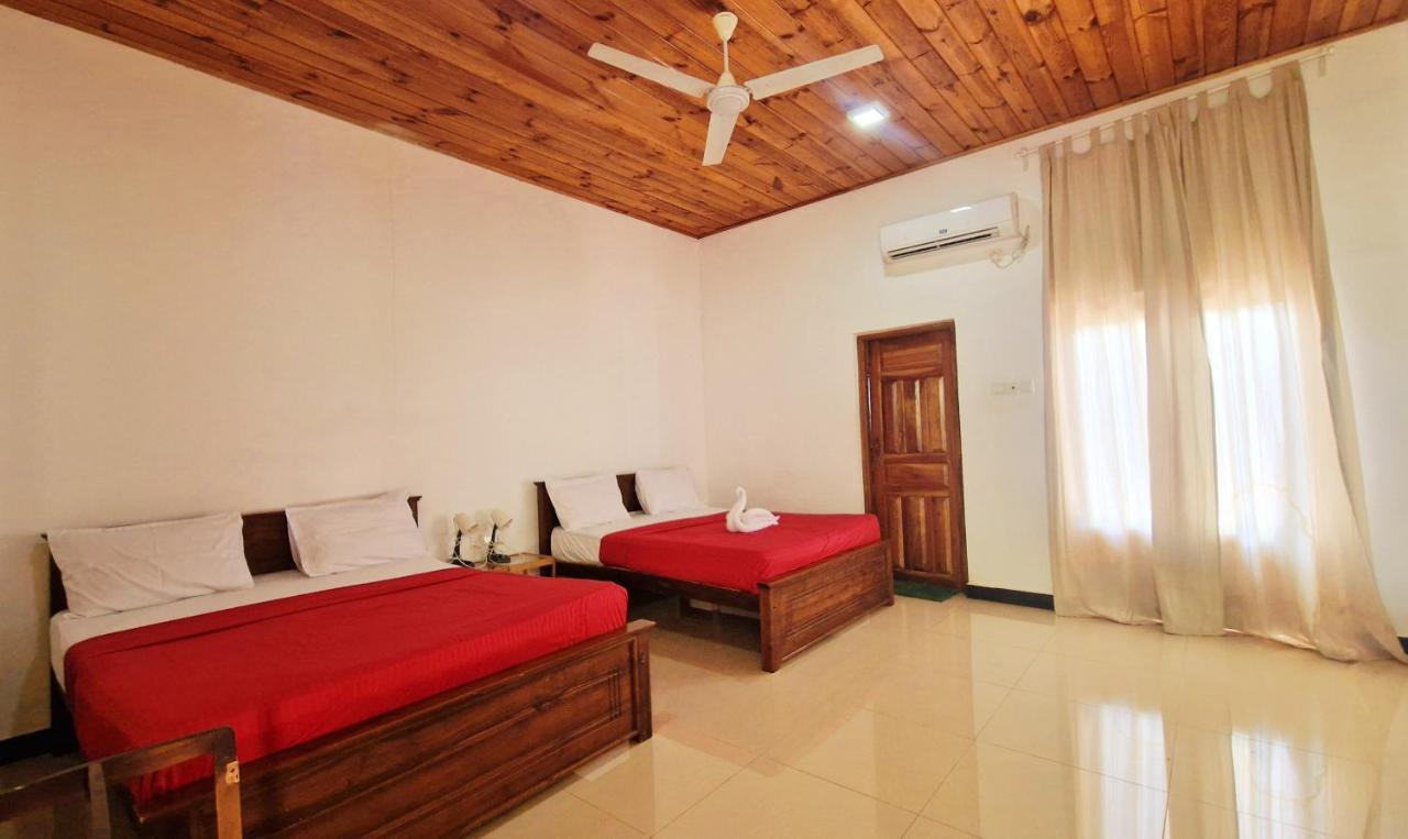 Italian Guest Hotel Trincomalee Exterior photo