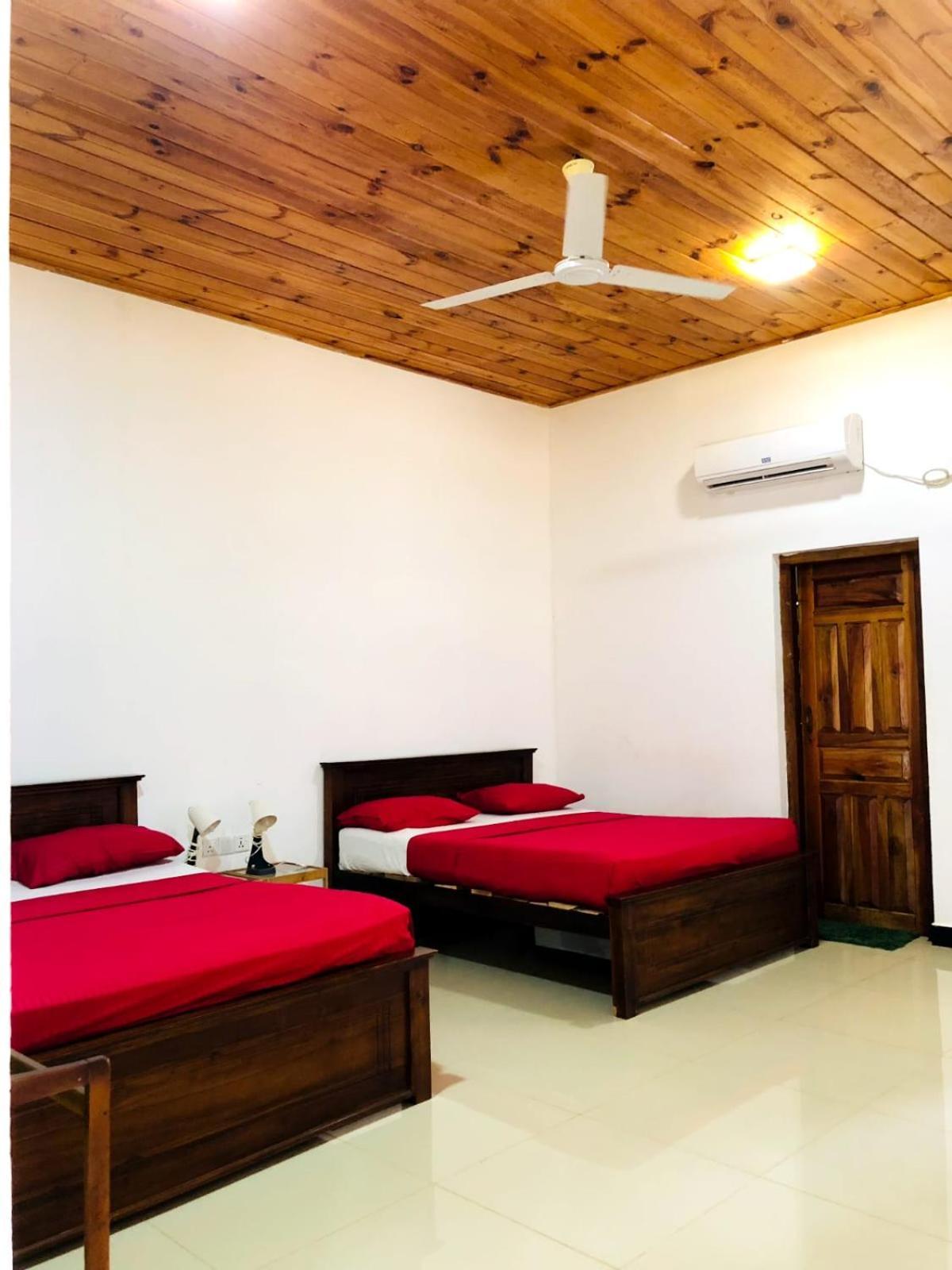 Italian Guest Hotel Trincomalee Exterior photo